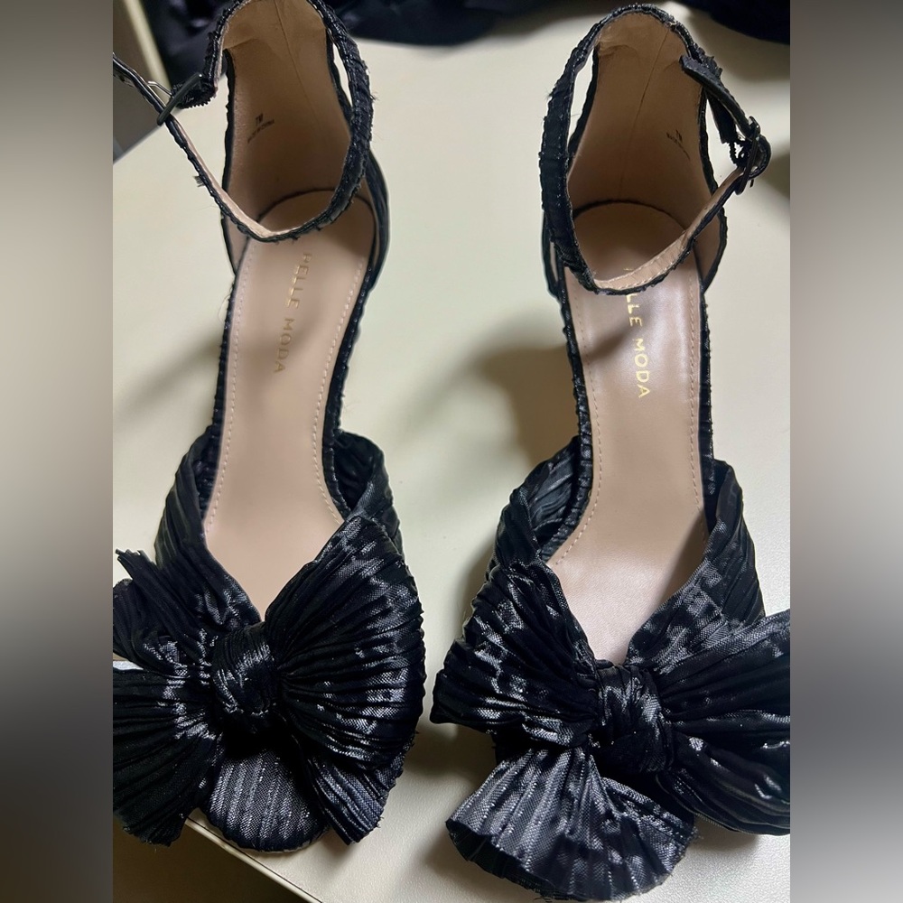 Pelle Moda Black Heels with Bow Accent